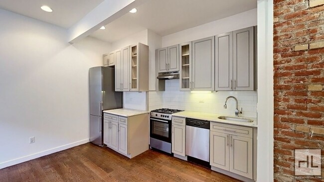 Building Photo - Crown Heights 2-Bed