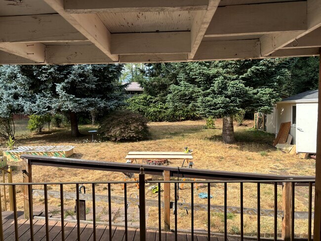 patio interior - 1606 NE Edge Park Dr