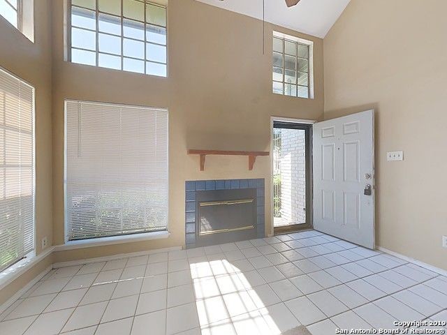 Building Photo - Charming 3 bedroom duplex in Bandera Landing.