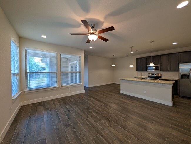 Building Photo - Live Inside The Loop! 3/2.5/2 Townhome Min...