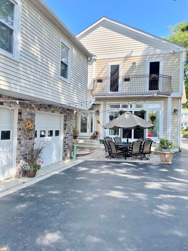 Primary Photo - 324 Oak Terrace Ave