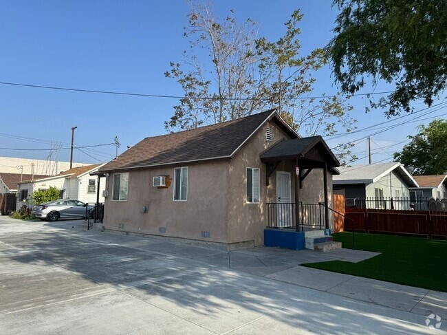 Building Photo - 230 N Inez St