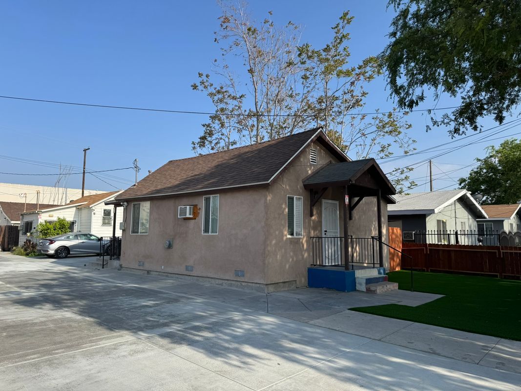 Foto principal - 230 N Inez St