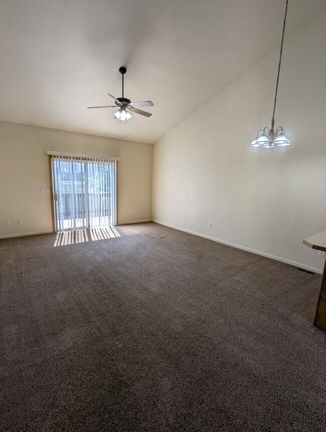 Foto del edificio - AWESOME 3-BDRM, 3-BATH, 4-LEVEL HOME AVAILABLE FOR IMMEDIATE OCCUPANCY IN GRAPEVINE - EVANS!
