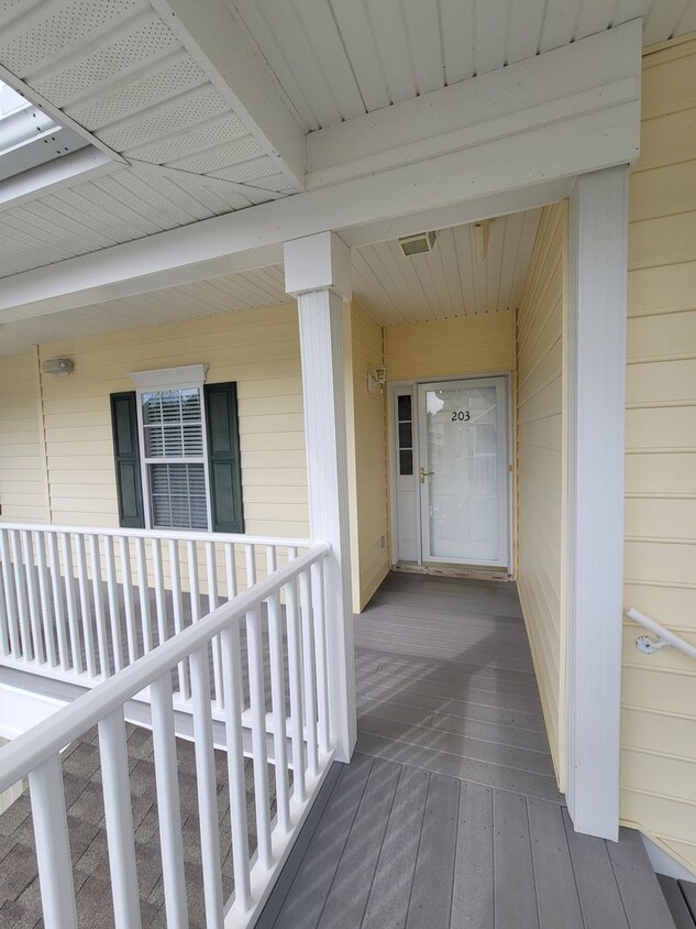 Foto principal - Beautiful 3-Bedroom, 2-Bath 2nd Floor Cond...