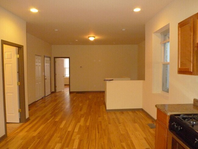 Foto del edificio - 1366 N Hamlin Ave