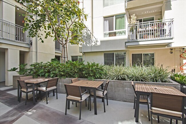 Foto del edificio - 12655 Bluff Creek Dr