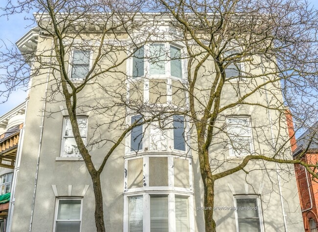 Building Photo - Renovated 2 Bedroom Unit!