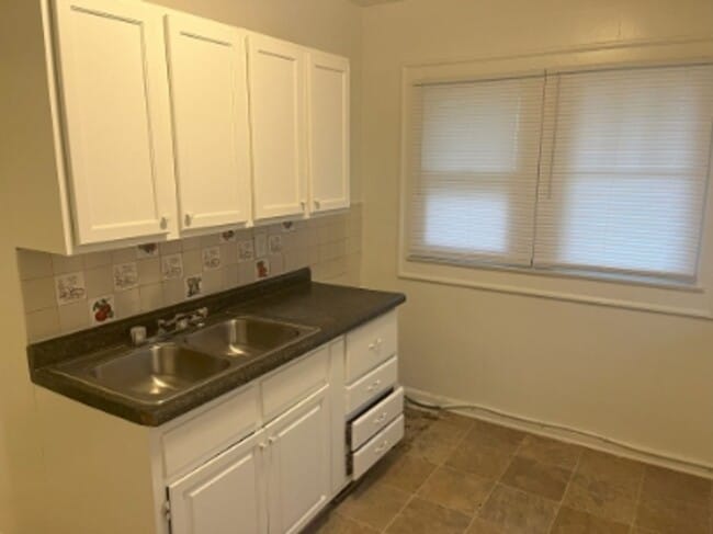 Building Photo - 6050 E Washington St