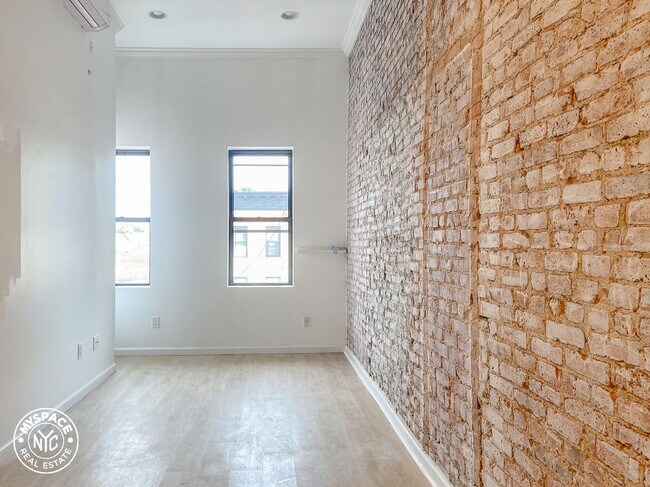 Building Photo - 560 Rogers Ave