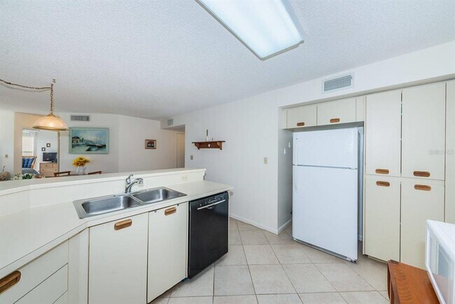 Building Photo - 6050 Bahia Del Mar Cir N