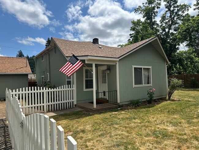 Foto del edificio - 3 bed 1 bath house in a great a neighborhood!