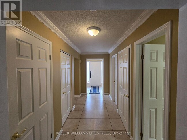 Photo du bâtiment - 65 Fiddlers Green Rd