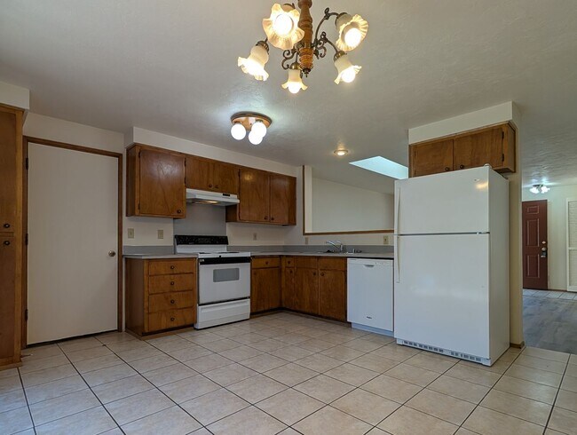 Foto del edificio - Great 2 bed/1 bath duplex with garage in Springfield!