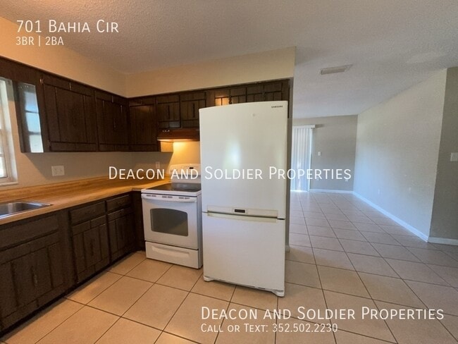 Building Photo - 701 Bahia Cir