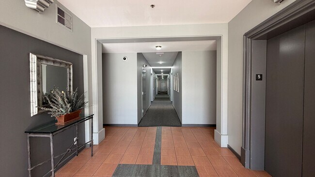 Building Photo - 2 bed 2 bath Available in Downtown SJ!