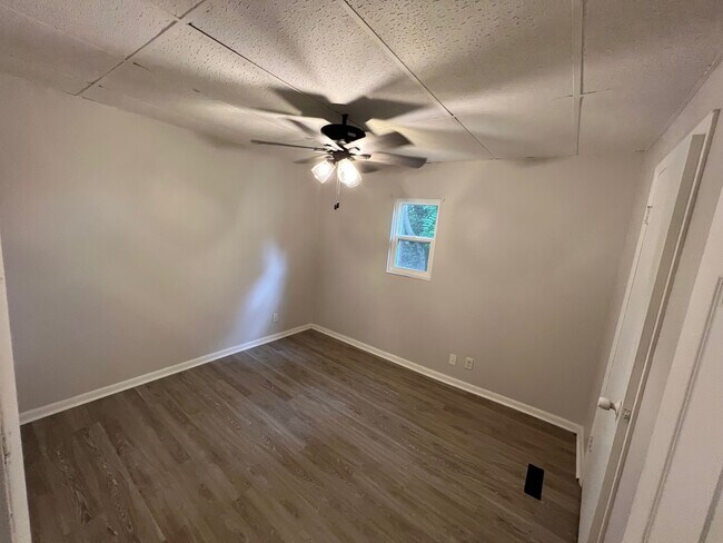Building Photo - 142 Dana Ave