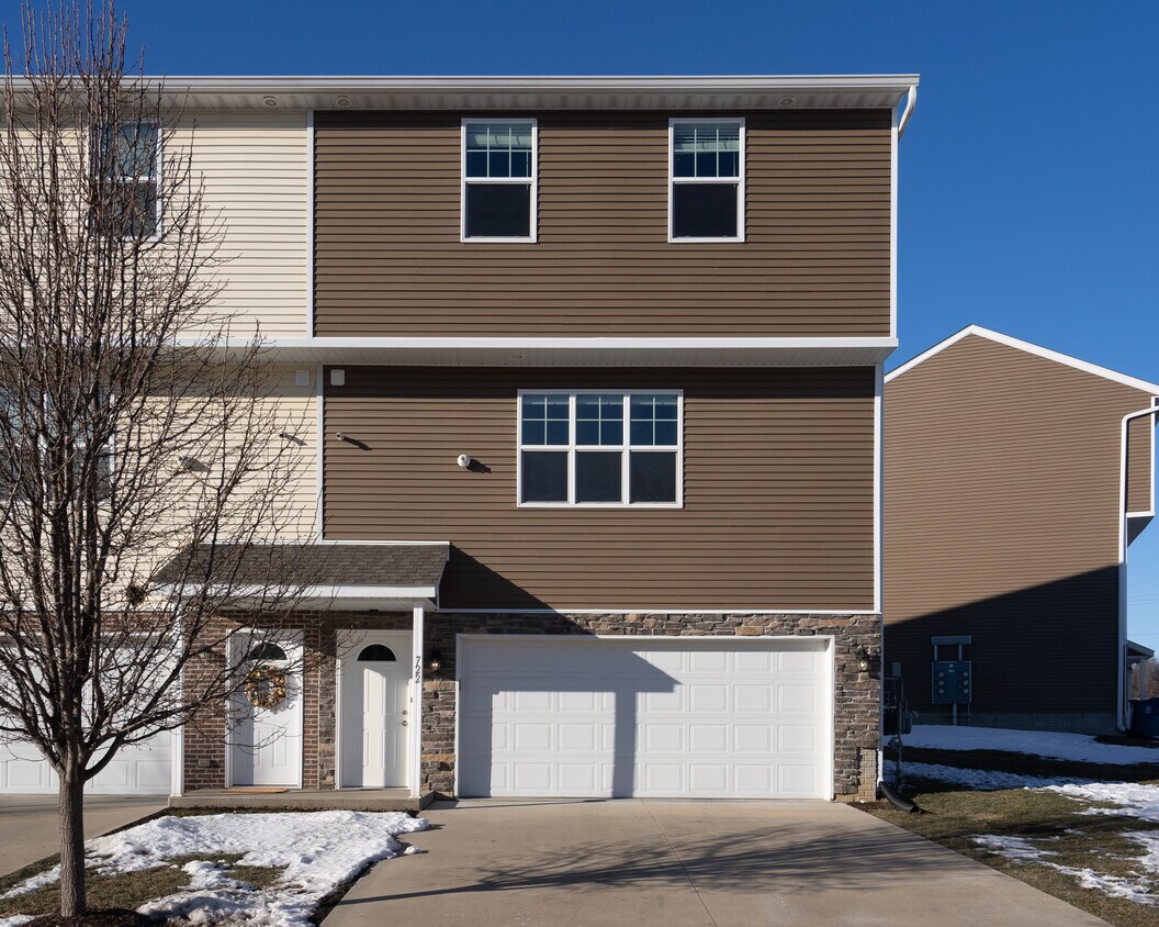 722 Cox Ct, Le Claire, IA 52753 Townhome Rentals in Le Claire IA