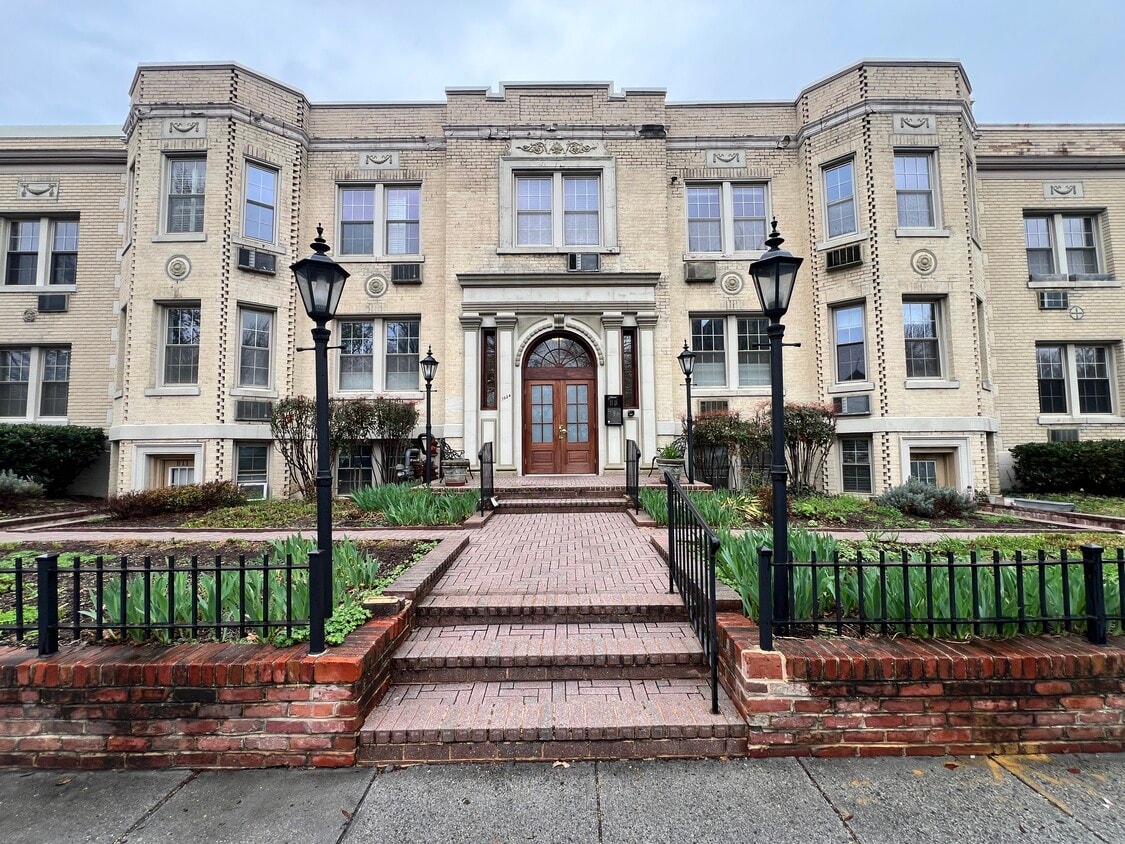 Photo - 3024 Wisconsin Ave NW B12