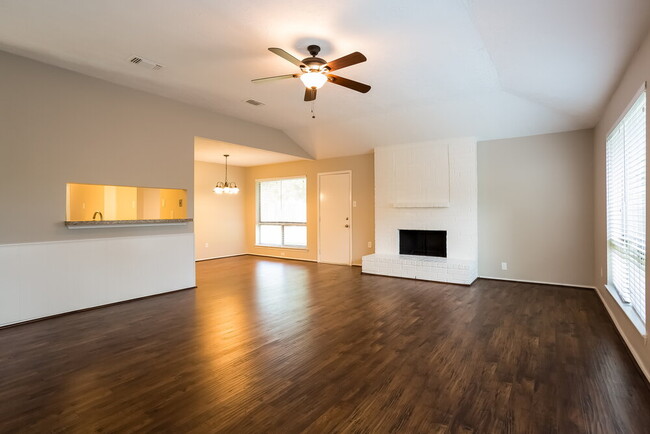 Foto del edificio - 7311 Skybright Ln
