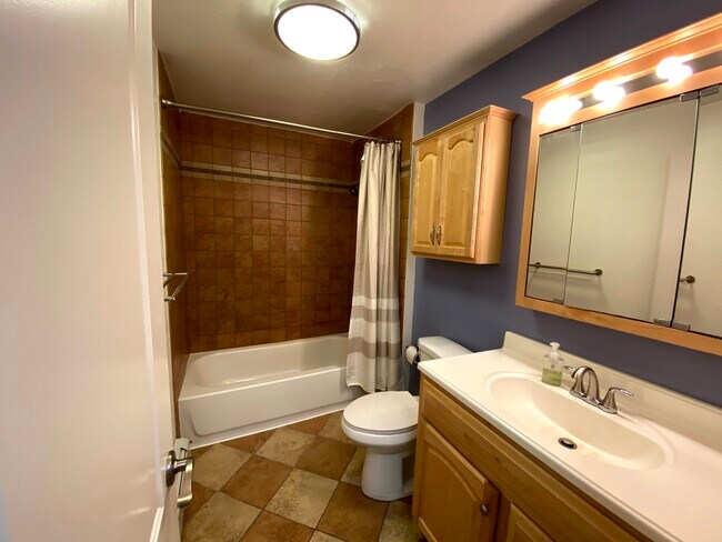 Full Bathroom - 494 Sprucewood Rd