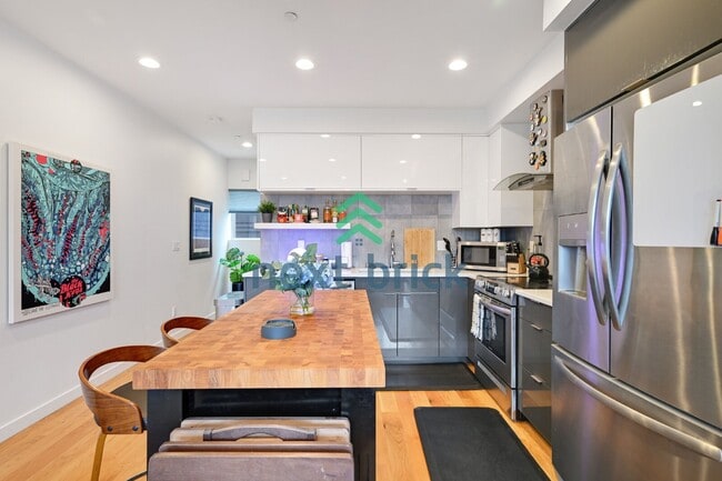 Foto del edificio - Charming 2-Bedroom Townhouse with 2.5 Baths and Spacious 1,510 Sq Ft in Seattle's Vibrant Neighbo...