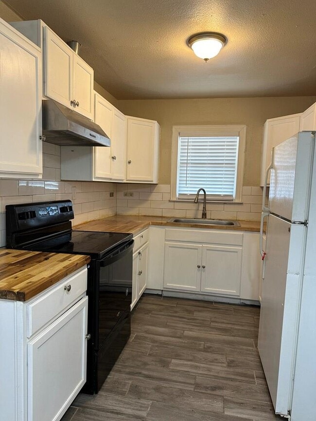Building Photo - 1711 Doran Dr