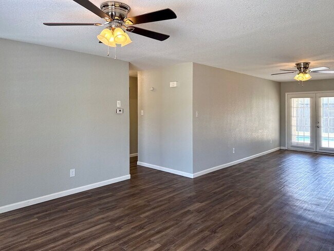 Foto del edificio - Spacious 3 bedroom 2 bath home w/ swimming...