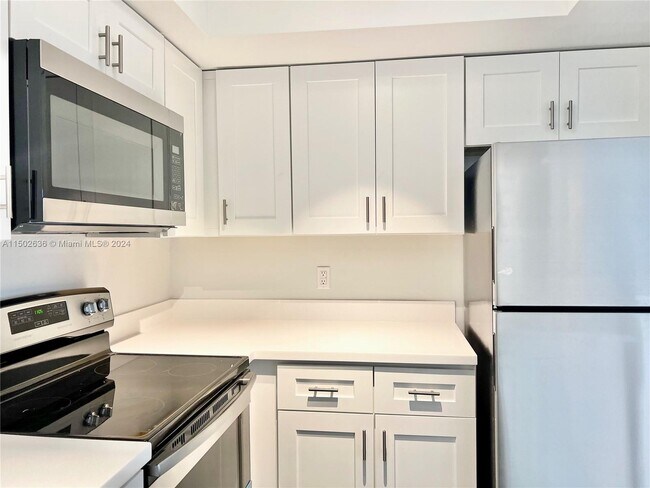 Building Photo - 3900 Village Dr