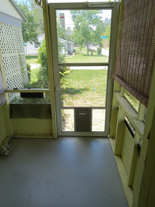Foto del edificio - 2442 Ridgewood Rd