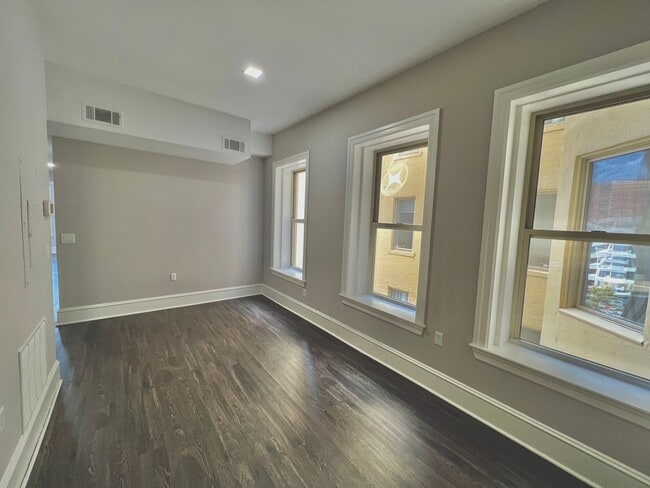 Interior Photo - 306 W Franklin