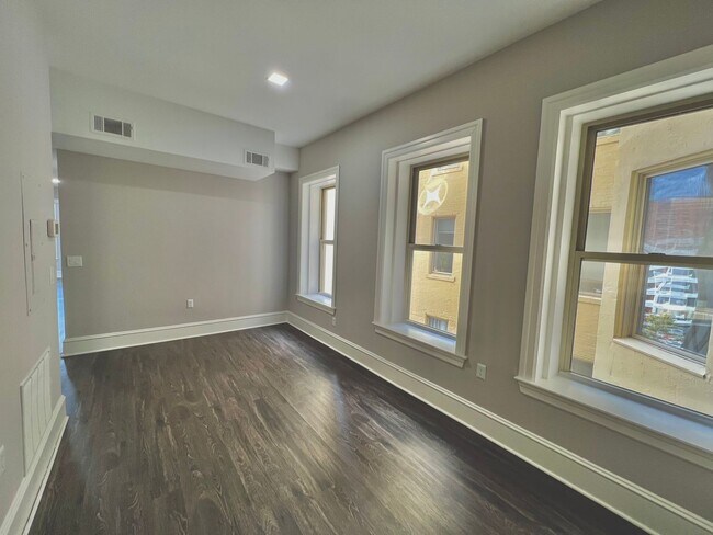 Interior Photo - 306 W Franklin