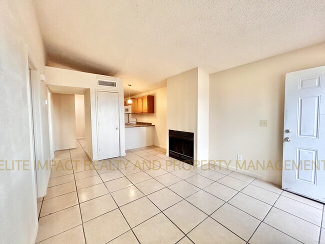 Building Photo - 425 E Thoroughbred St