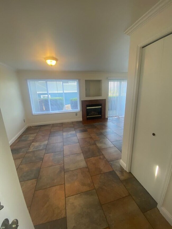 Foto del edificio - 2 Bed 1.5 Bath Corner Unit Townhome