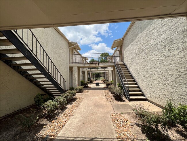 Building Photo - 10075 Westpark Dr