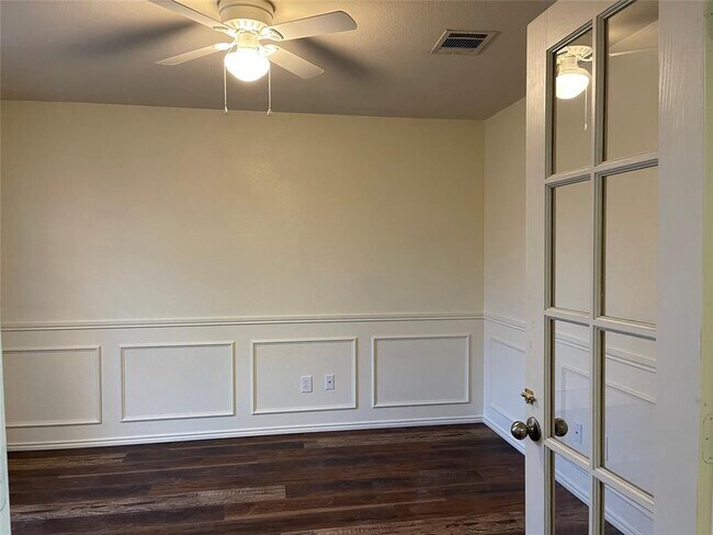 Building Photo - 315 Shadow Bend Dr