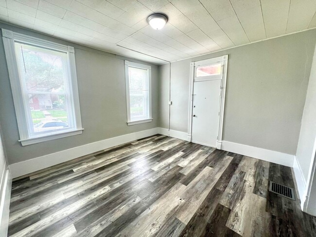 Building Photo - Charming 2 Bedroom, 1 Bath Brick Home in S...