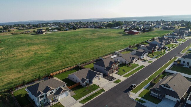 Building Photo - 4 Bed 2 bath 5 Mile Prairie newer home wit...