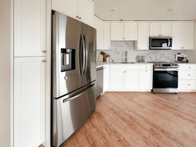 Building Photo - Newly Upgraded 3 Bedroom Home with Stunnin...