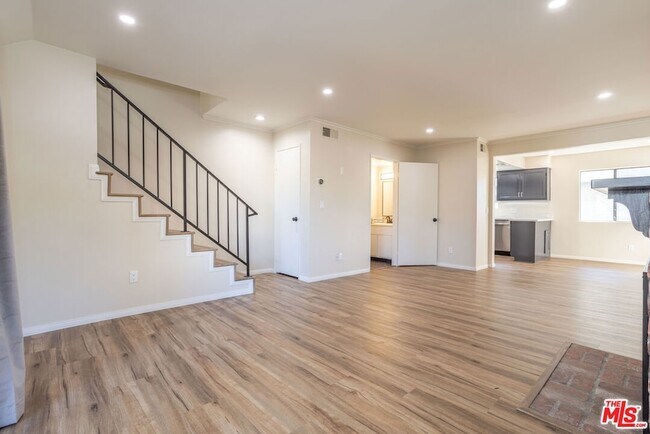 Foto del edificio - 9140 Burnet Ave