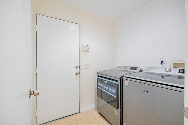 Building Photo - 1514 Regents St