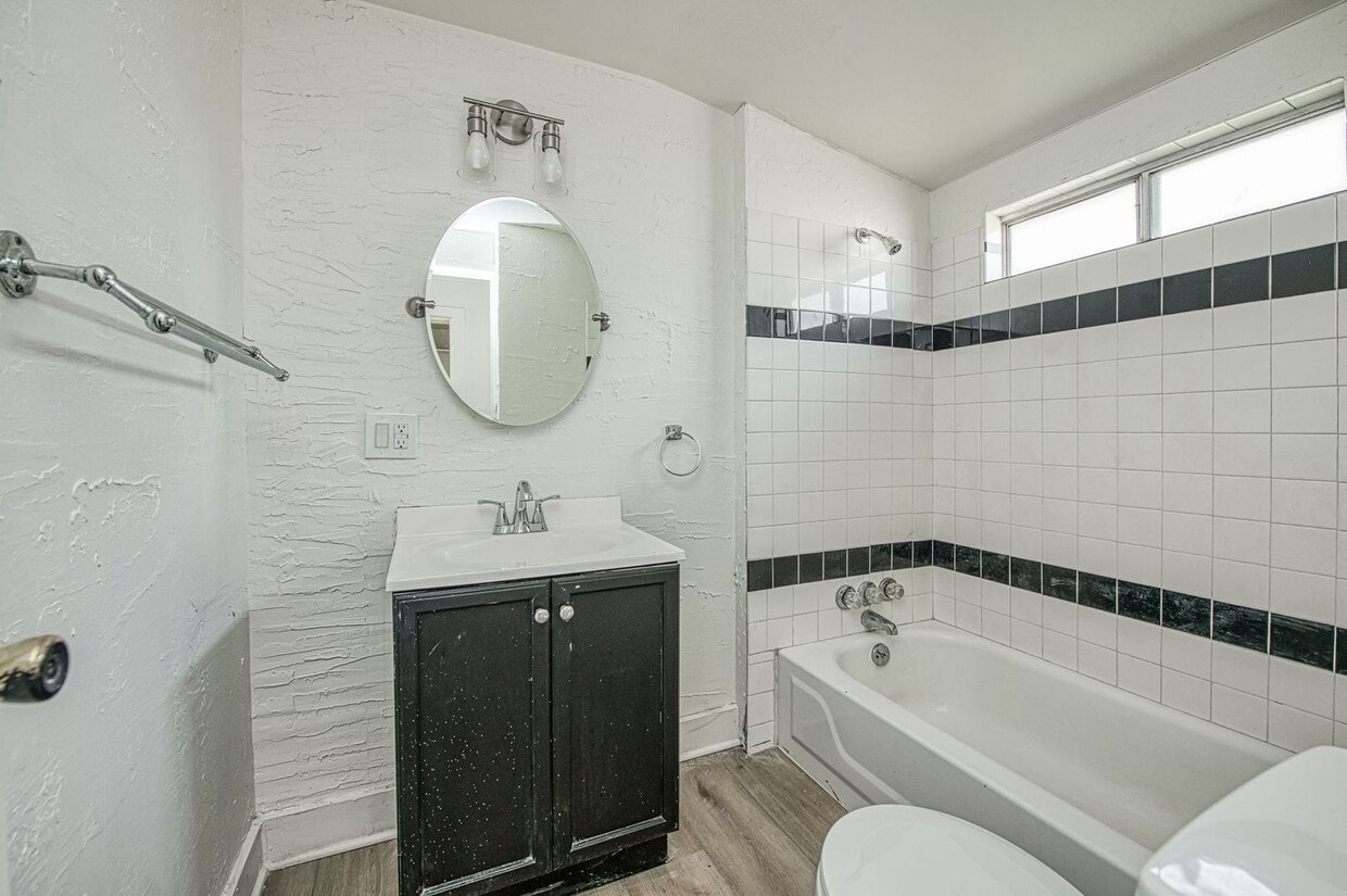 Building Photo - 141 E Hedges Ave