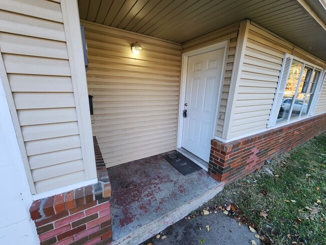 Building Photo - Spacious 3-Bedroom, 1-Bathroom Home AVAILABLE NOW!!