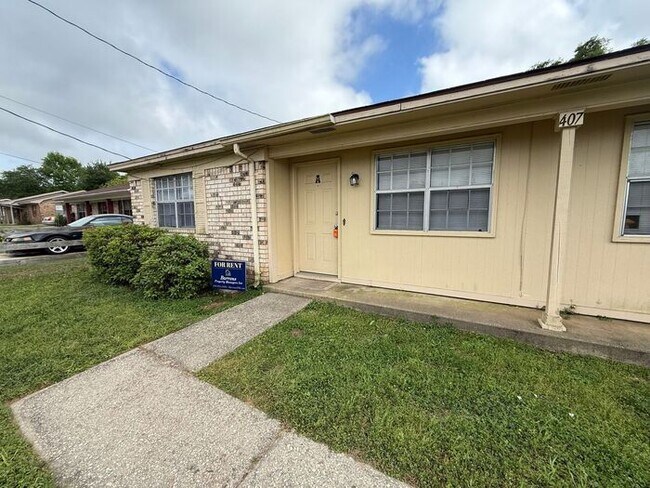 Foto del edificio - Pensacola - 2 Bedroom, 1 Bathroom - lawn care included
