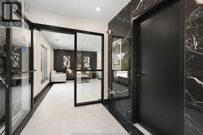 Photo du bâtiment - 755 Grand Marais Rd E