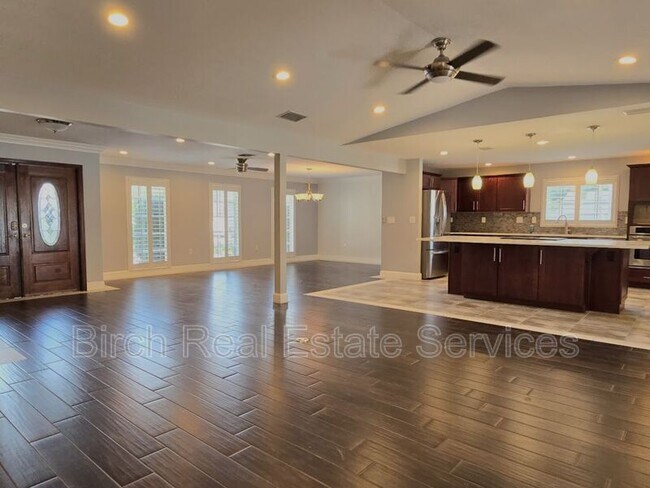 Foto del edificio - 515 Hollow Ridge Rd