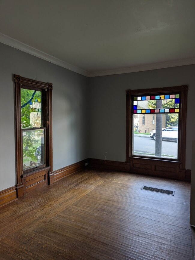 Building Photo - 225 Forest Ave