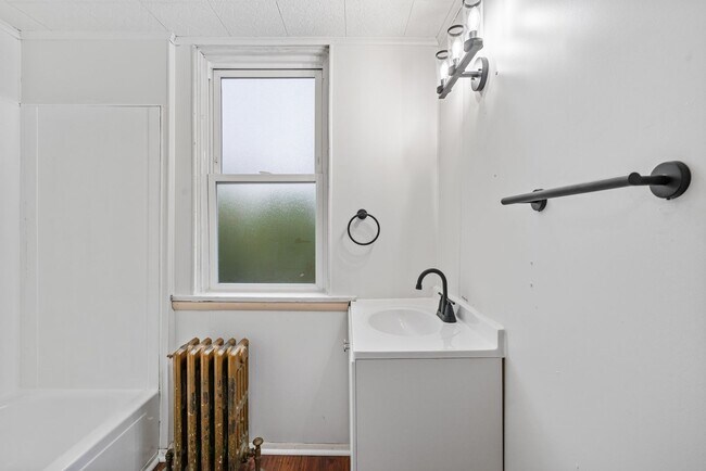 Foto del edificio - Gorgeous 3 bedroom home in Clairton availa...