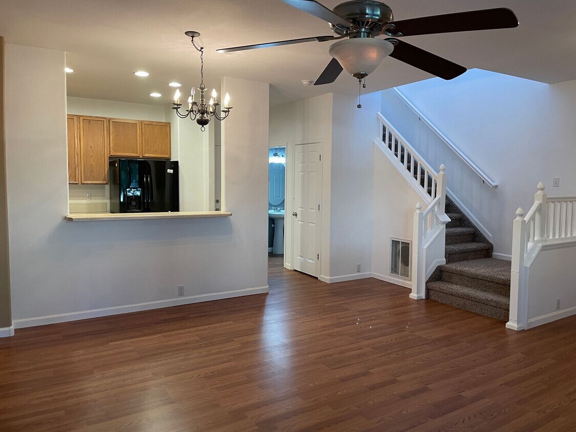 Foto principal - Cute 2bd, 2.5ba Townhome Across from Cotto...