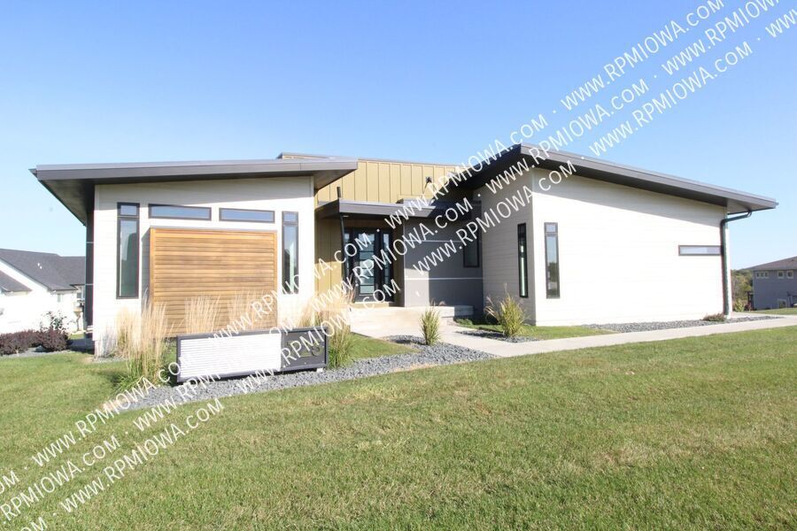 Primary Photo - 725 Indian Ridge Drive